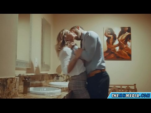 ❤️ وقتی یک بلوند بی تنه شما را در یک دستشویی عمومی اغوا می کند ❤️❌ پورنو در ما ❌️